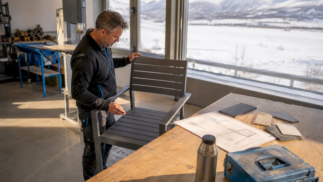 En frostbeständig aluminiumstol granskas noggrant i verkstaden.