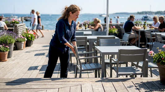 Restaurangchefen går en runda på uteserveringen och ser över möblerna inför dagens gäster.