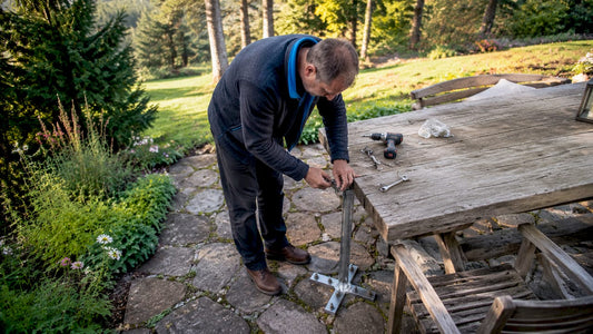 För att undvika att utemöbler blåser iväg när det blåser mycket, brukar man förankra dem i marken med jordankare.