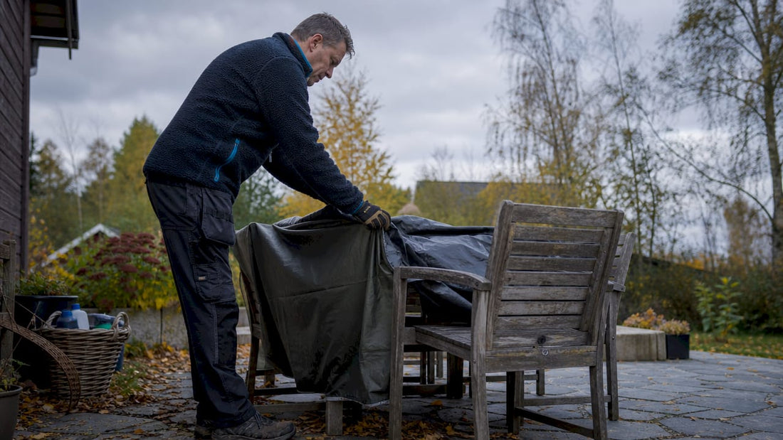 En person som täcker över utemöblerna inför hösten.