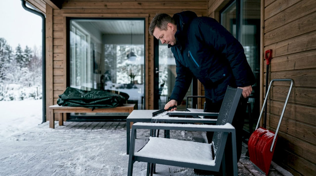 En villaägare i Norden går ut för att kika på sina trädgårdsmöbler, som ligger begravda under ett tjockt lager snö.
