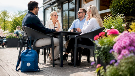 Gäster som njuter av uteserveringens möbler på restauranger
