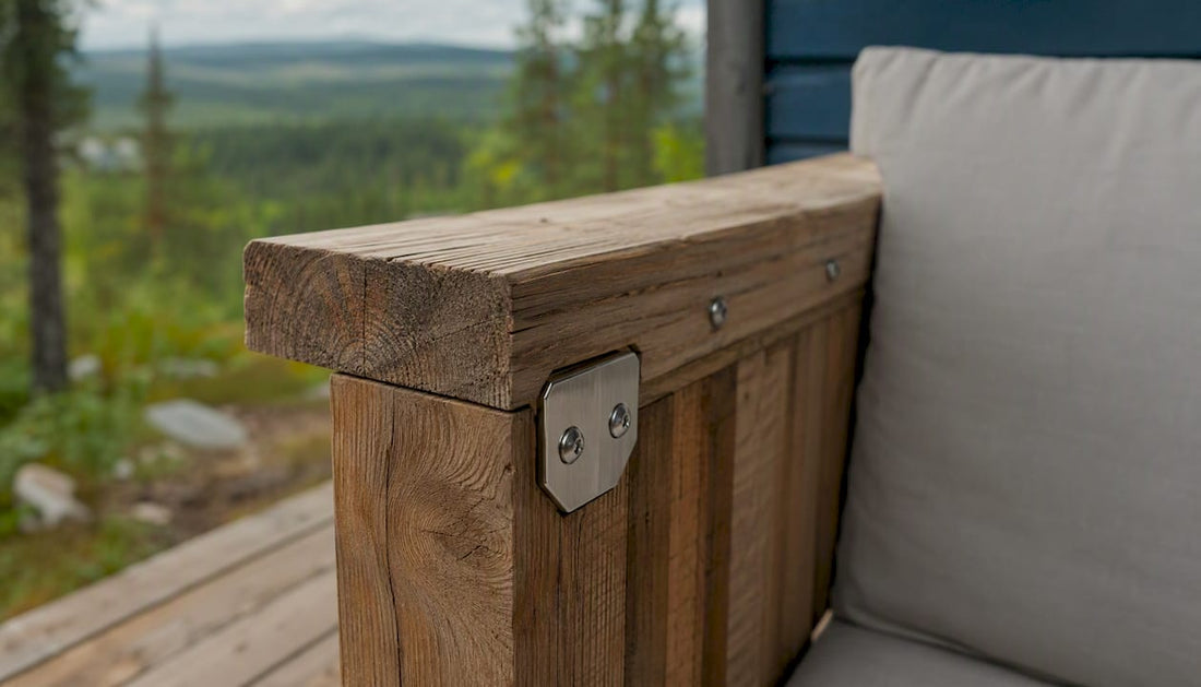 Detaljbild på soffarmstöd i rejält trä