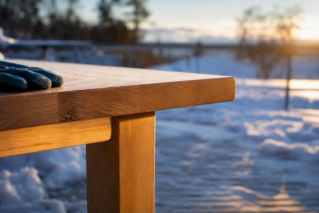Stabil trädetalj på ett snötäckt bänkbord