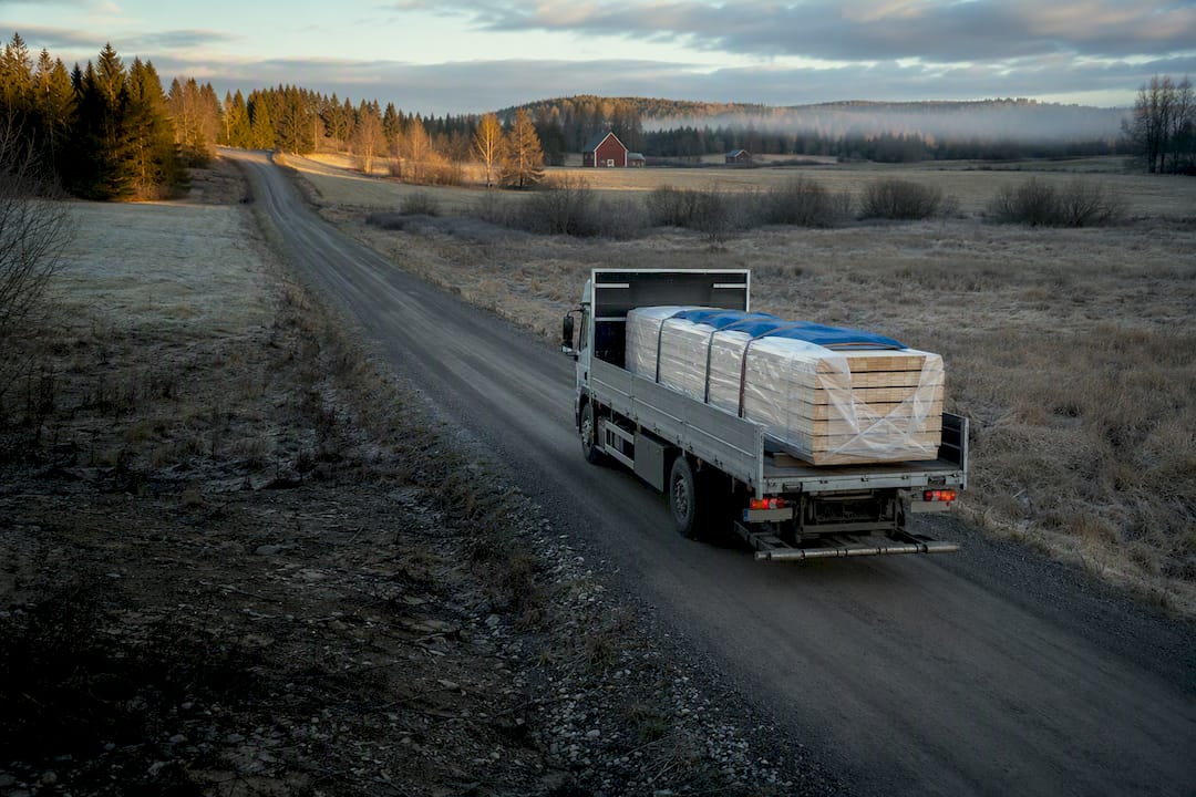 Lastbil på en grusväg i norrländsk glesbygd