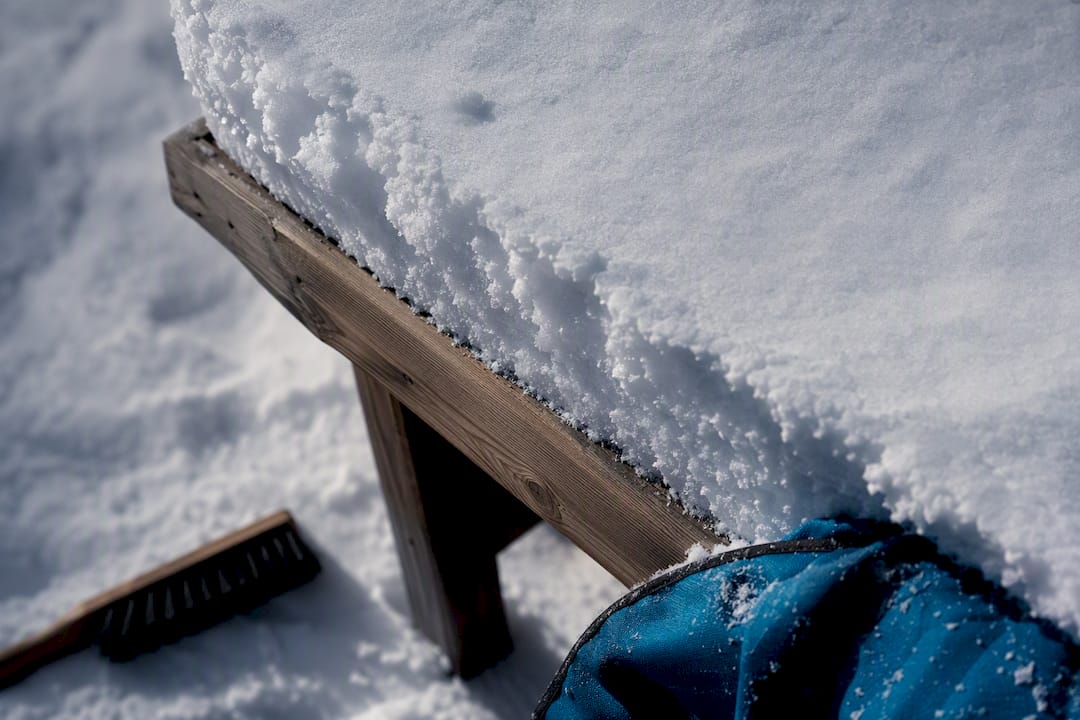 Kompakt snö på en anonym träkonstruktion