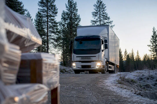 Lastbil anländer till projektplatsen i Norrland