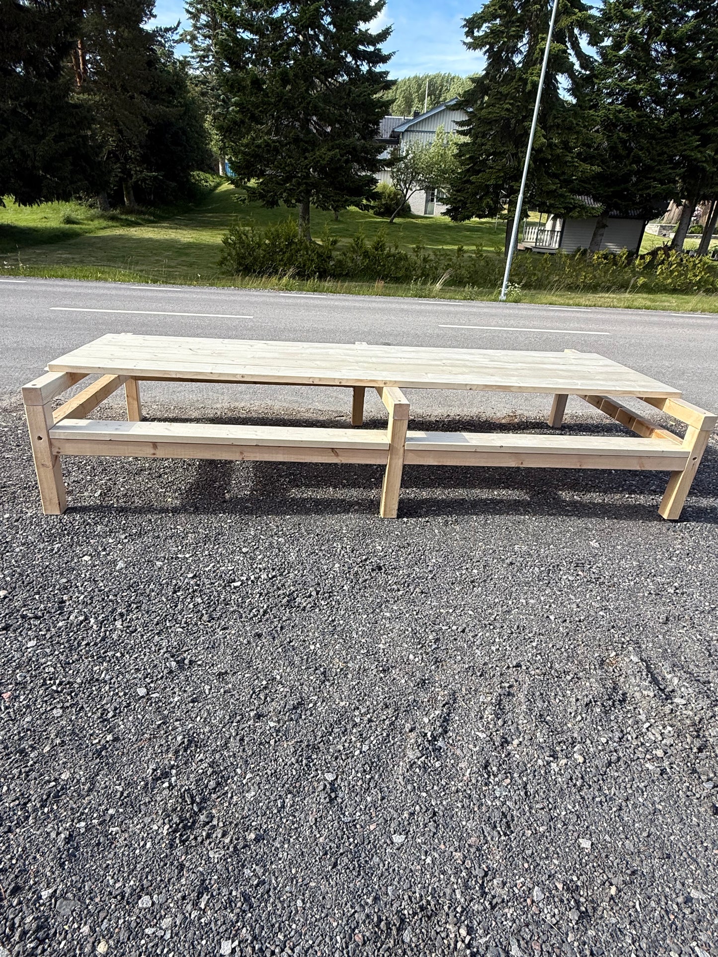 Långbord i pergolastil