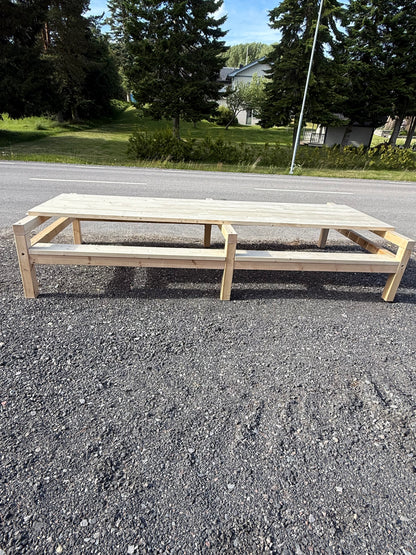 Långbord i pergolastil